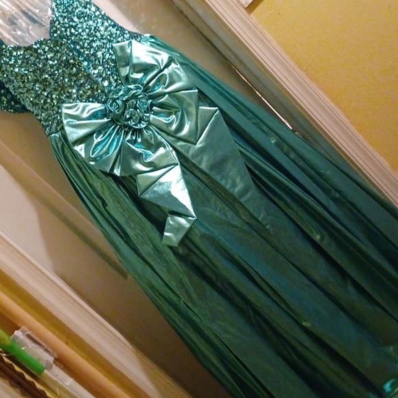 USED ONCE VINTAGE  MIKE BENET GREEN SEQUIN IRIDESCENT STRAPLESS  FORMAL SIZE 12 - Picture 5 of 8